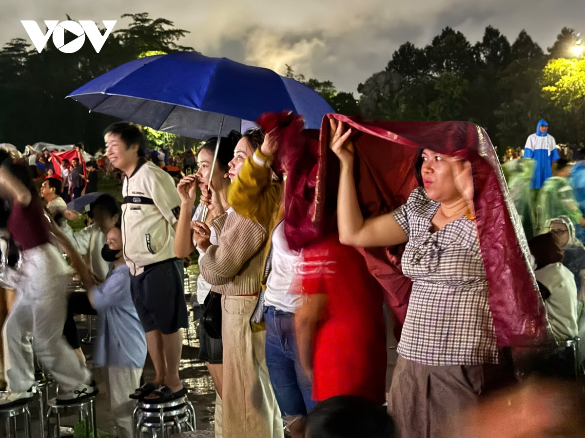 Hàng vạn người dân TP.HCM đội mưa xem pháo hoa mừng Quốc khánh